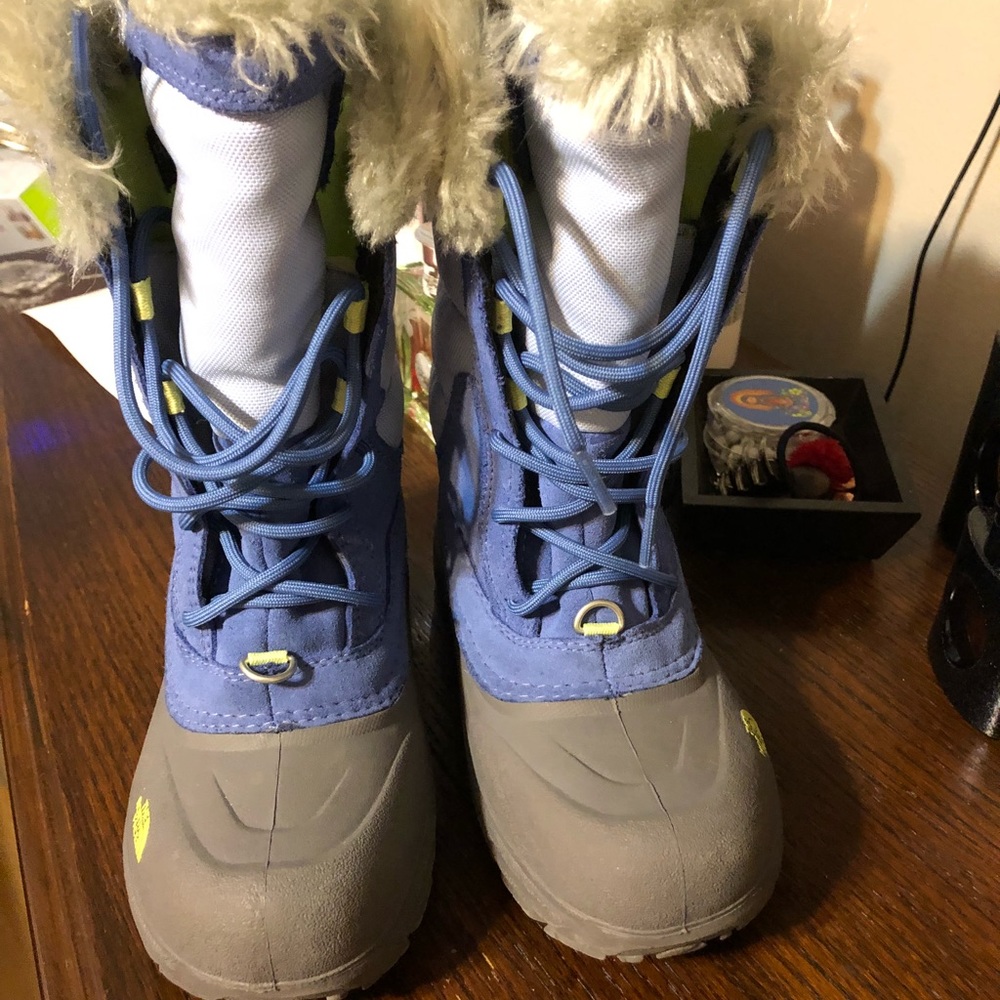 Kids Northface snow boots size 2 kids worn only 1